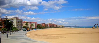 EXCELENTE APARTAMENTO CON WIFI,  PISCINA Y JARDIN A 500 M DE LA PLAYA.