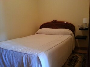 3 habitaciones, tabla de planchar con plancha, wifi y ropa de cama