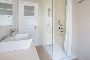 Haartrockner, Handtücher, Seife, Shampoo