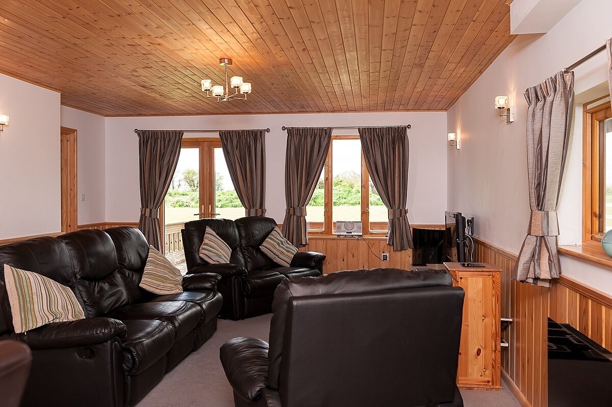 Smart-TV, DVD-Player, Tischfußball, Tischtennisplatte