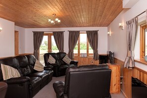 Téléviseur connecté, lecteur de DVD, table de baby-foot