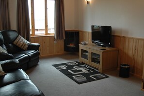 Téléviseur connecté, lecteur de DVD, table de baby-foot