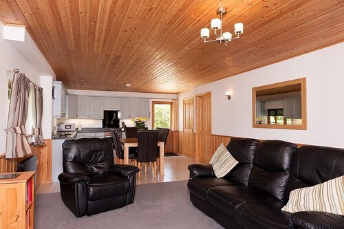 Chalet scandinave avec bain à remous dans la région rurale du nord du Dorset. Des vues spectaculaires.