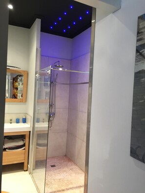 Dusche, Haartrockner, Handtücher