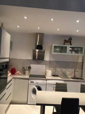 Frigorífico, microondas, horno y placa de cocina