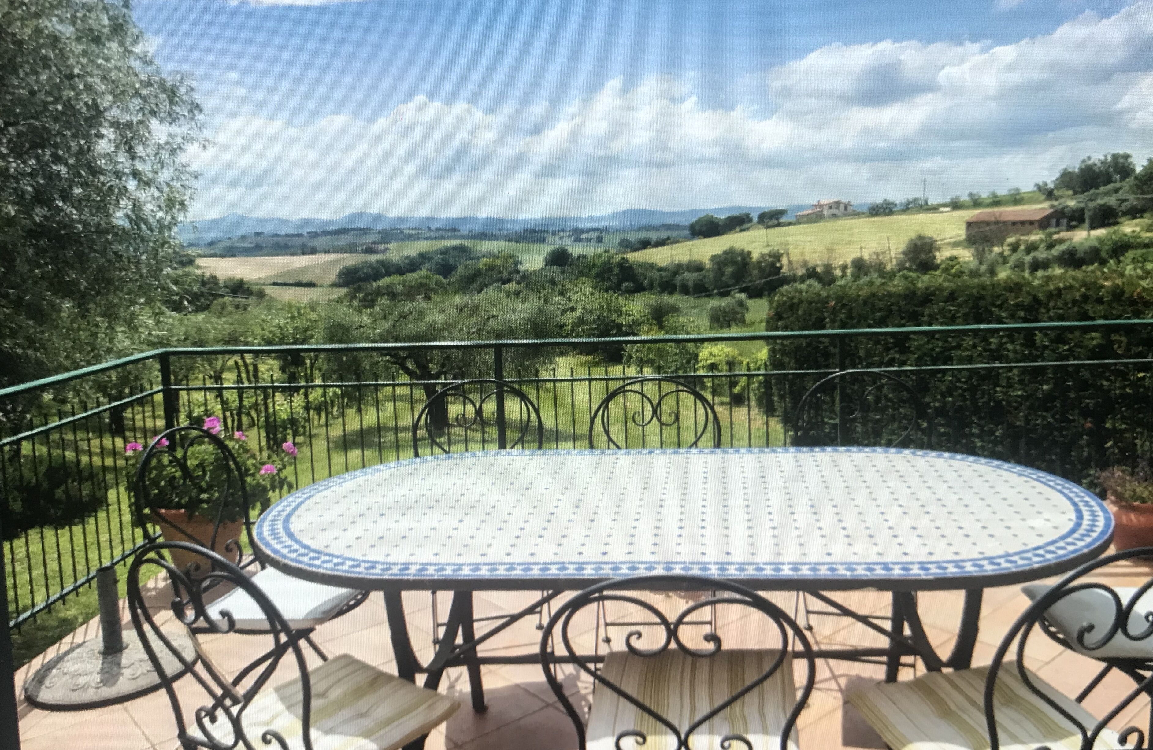 Beautiful family home near Castiglione del Lago with views over Tuscany