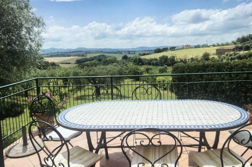 Beautiful family home near Castiglione del Lago with views over Tuscany