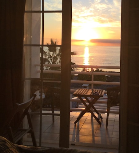 Beach front 3 double bedroom house, pool, pets, garden 40' from sea. NEW BBC ITV