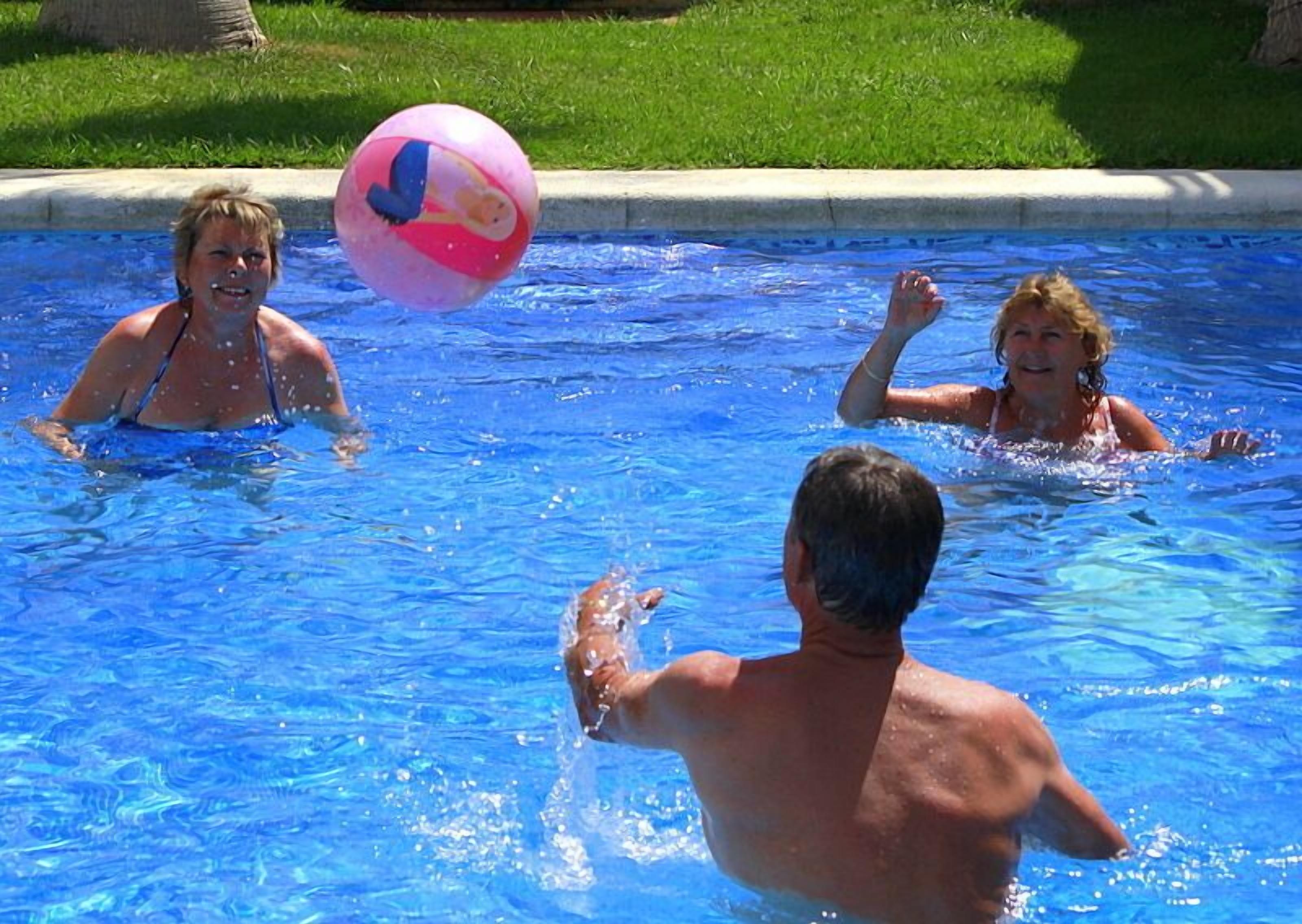 Een buitenzwembad, een verwarmd zwembad