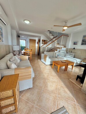 TV, DVD player, books, music library - Beach front 3 double bedroom house, pool, pets, garden 40' from sea. NEW BBC ITV (Cuevas Del Almanzora)