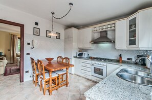 Een koelkast, een magnetron, een oven, een kookplaat