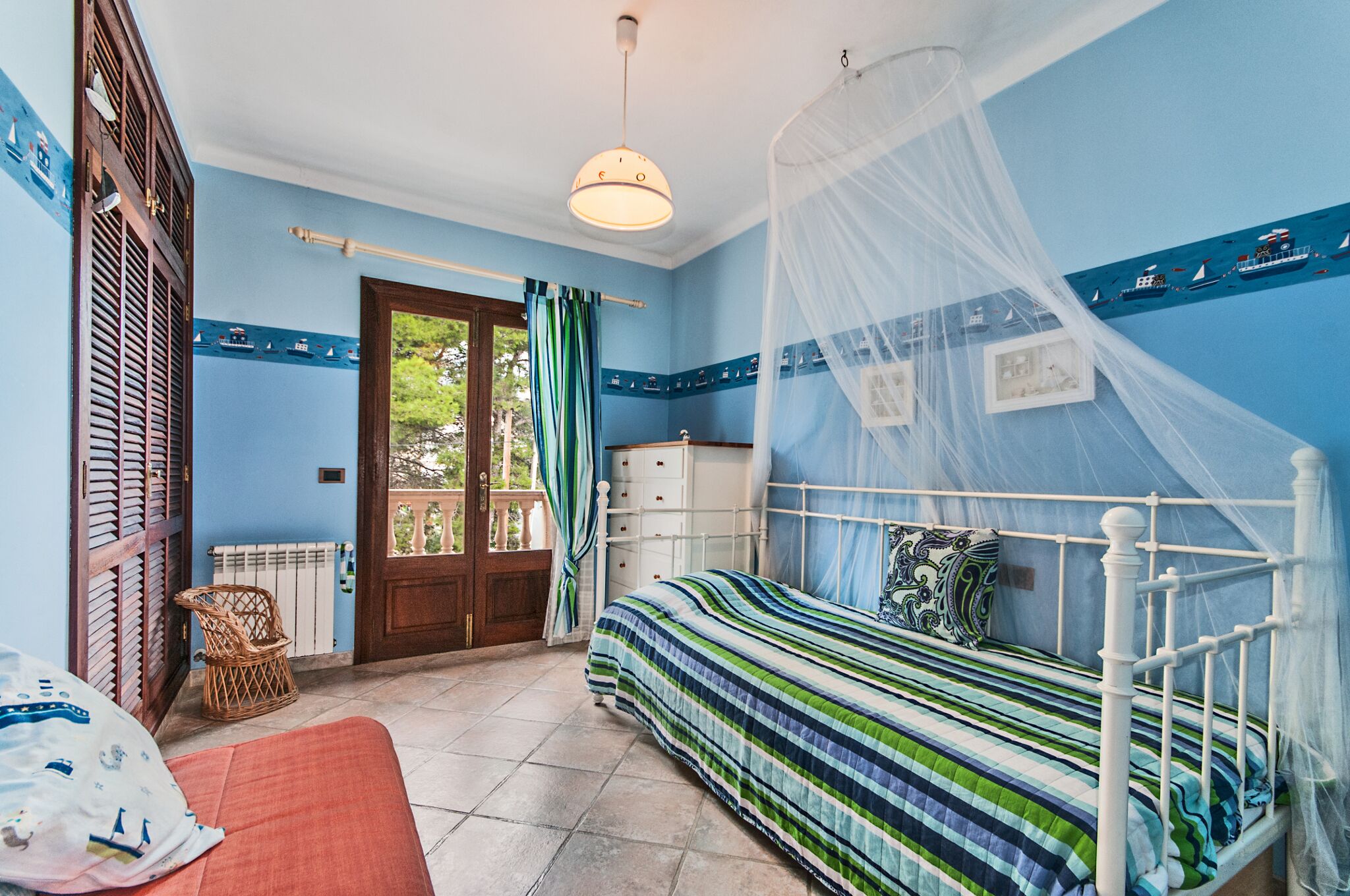 4 bedrooms, iron/ironing board, free WiFi, bed sheets