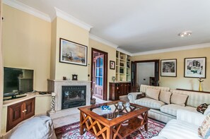 Een televisie, een dvd-speler, boeken en een stereo