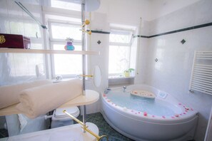 Badewanne, Whirlpool, Haartrockner, Bademäntel