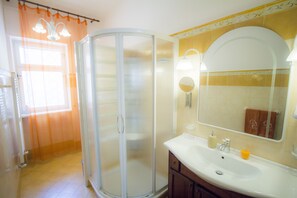 Baignoire, baignoire à jets, sèche-cheveux, peignoirs