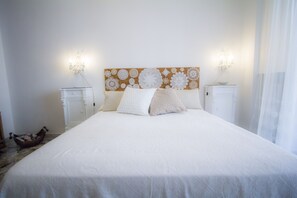 3 bedrooms, desk, soundproofing, iron/ironing board