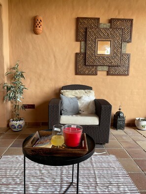 Älytelevisio, videopelejä, DVD-soitin, kirjoja