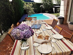 Outdoor dining - Beautiful Townhouse with Private Pool (San Sebastián)
