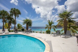 Outdoor pool - Located directly on the beach, 4 person apartment with great sea view! (Blauw Baai)