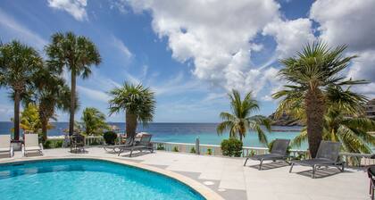 Located directly on the beach, 4 person apartment with great sea view!