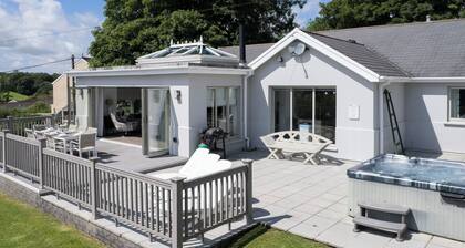 Amber Cottage - Hot Tub, Sea Views and Log Burner