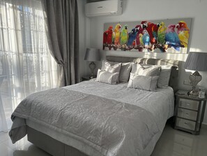 3 bedrooms, in-room safe, iron/ironing board, travel cot - 3 Bedroom detatched villa, pool, close to beach / Golf / Los Altos, Torrevieja (Los Altos, Orihuela, Torrevieja)