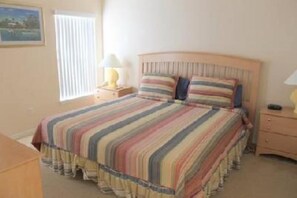 5 bedrooms, iron/ironing board, travel cot, free WiFi - Attractive, spacious holiday villa. Heated pool/spa included and free internet. (Clermont)