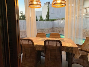 Outdoor dining - Villa with private pool, terraces, 50 meters from the sea, 50 m Natural Park (playa muro)