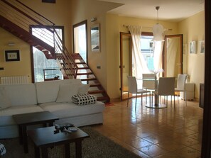 Télévision, cheminée, lecteur de DVD