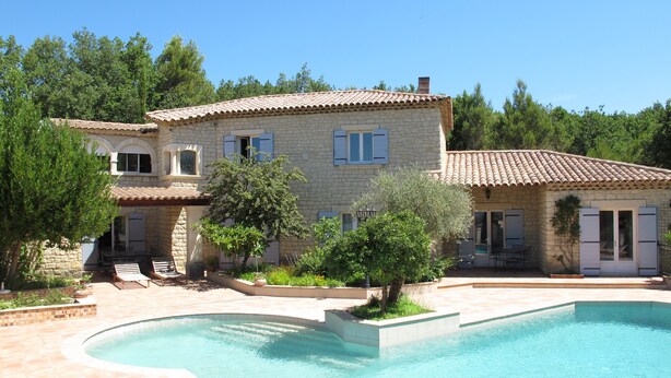 A stone house with a swimming pool, outdoor seating, and a garden. - Gîte du Méou-Petite House-Laura (Lauris)