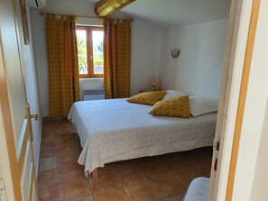 2 bedrooms, iron/ironing board, free WiFi, bed sheets