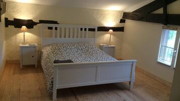 4 chambres, bureau, fer et planche Ă repasser, lit parapluie