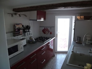 Refrigerador, microondas, horno y parrilla de estufa 