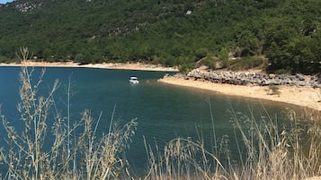 Una spiaggia nelle vicinanze