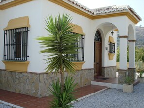Exterior detail - Peacefully situated modern style villa with private pool, panoramic views & Wifi (Competa)