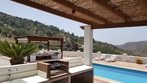 Peacefully situated modern style villa with private pool, panoramic views & Wifi