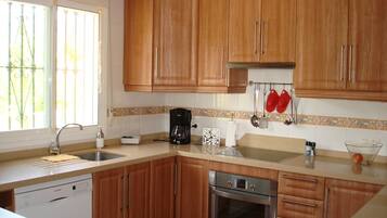 Een koelkast, een magnetron, een oven, een kookplaat