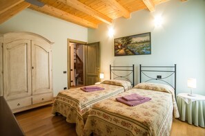 5 camere, una scrivania, ferro/asse da stiro, Wi-Fi