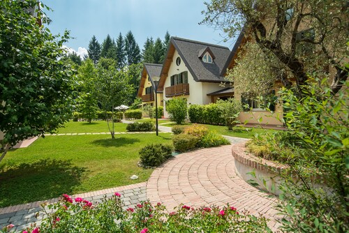 5 chalets with private pool. Pets welcome
