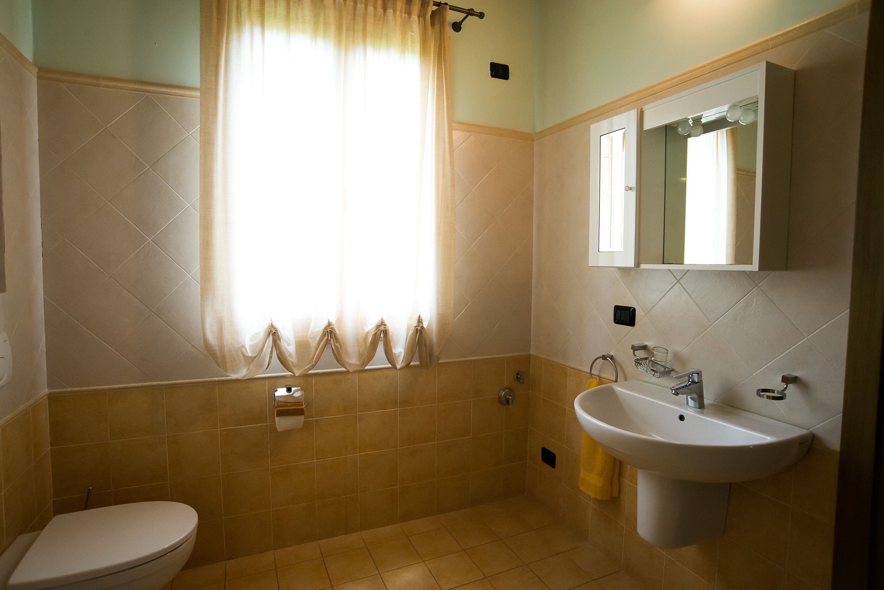 Ein Badezimmer mit Toilette, Waschbecken und Dusche.