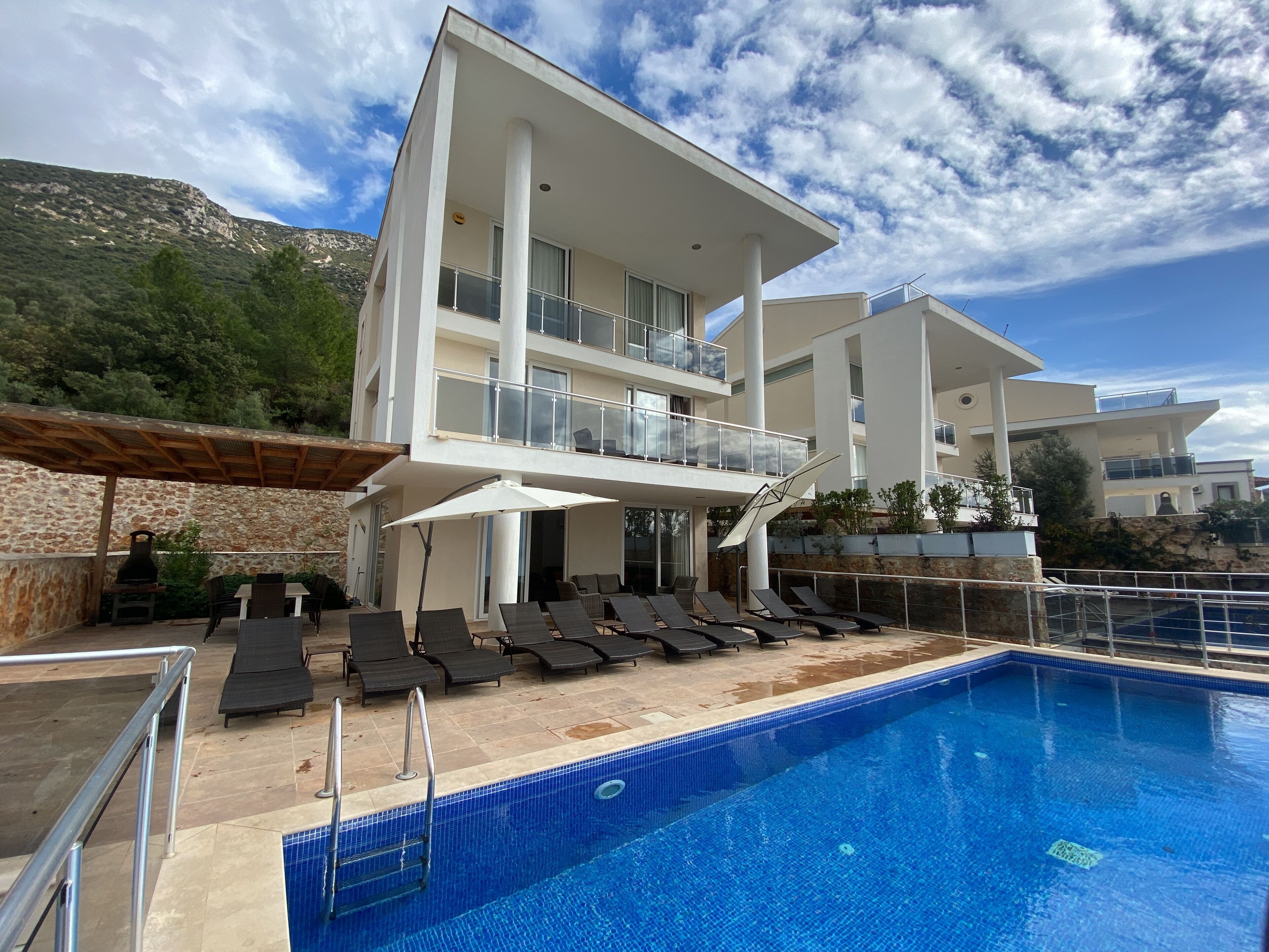 Stylish 5 bedroom villa  with infinity pool and games room, perfect for families