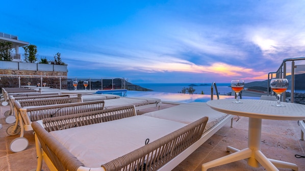 Una piscina al aire libre, una piscina climatizada