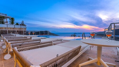 Stylish 5 bedroom villa  with infinity pool and games room, perfect for families