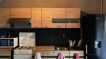 Frigorífic, microones, forn i cafetera i tetera