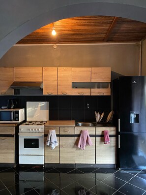 Een koelkast, een magnetron, een oven, een koffiezetapparaat/waterkoker