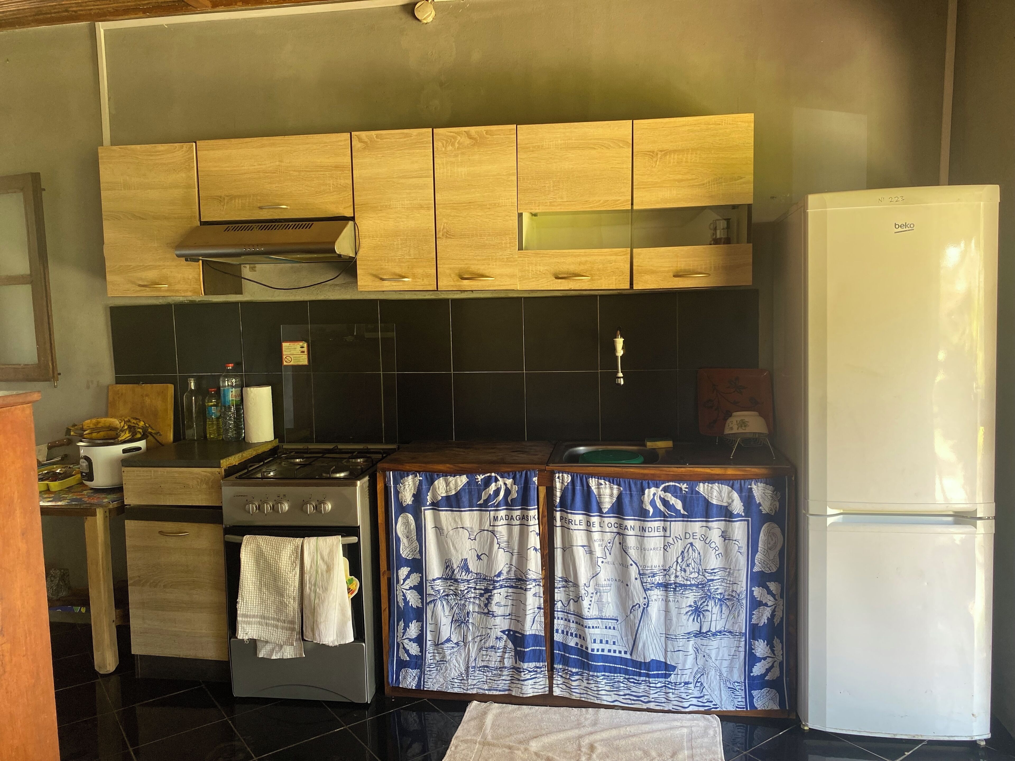 Jääkaappi, mikroaaltouuni, uuni, kahvin-/teenkeitin