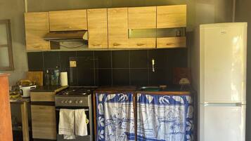 Kühlschrank, Mikrowelle, Ofen, Wasserkocher mit Kaffee-/Teezubehör