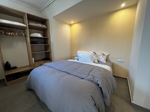 1 bedroom, desk, iron/ironing board, WiFi