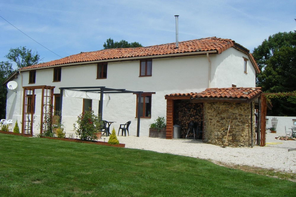 Fully Furnished 2 Bed Gite Situated In 3 Acres