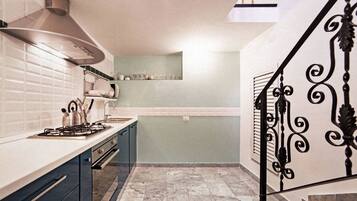 Frigorifero, microonde, forno, piano cottura